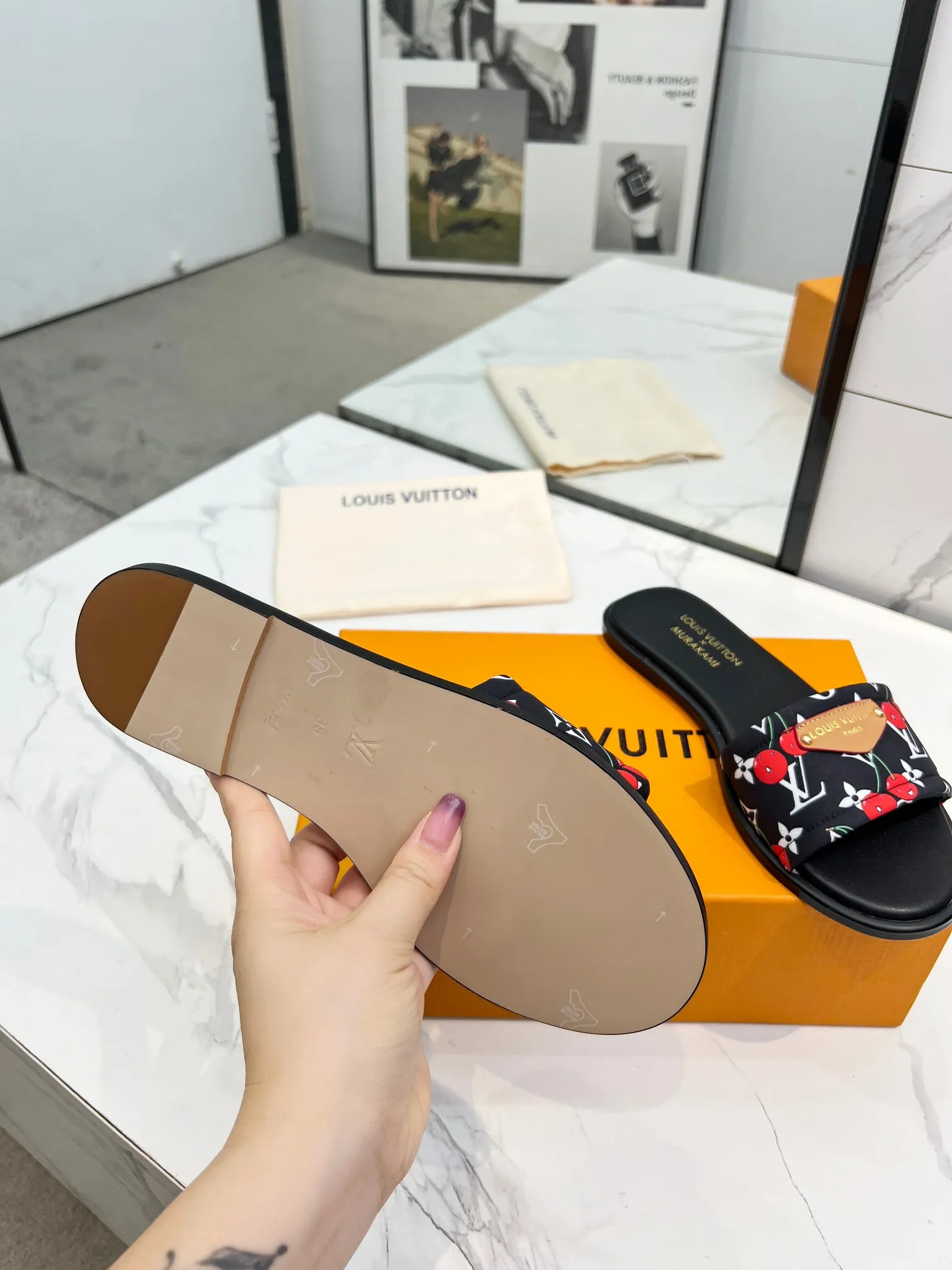 👟👟Ex-factory price 320👟👟 Genuine leather sole +40 Louis Vuitton, 1:1 advanced customization upper, fabric: customized LV special fabric, lining: sheepskin, original molding hardware, code number: 35-42, order with pictures, welcome to send pictures to place an order,